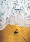 Surfista a piedi con pensione sulla spiaggia — Foto stock