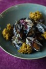 Prato de frutos do mar nórdicos com mexilhões e molho de creme no prato — Fotografia de Stock