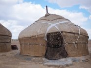 Exterior de la tienda nómada tradicional yurta - foto de stock