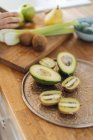 Prato saudável com frutas e legumes verdes no balcão de cozinha de madeira — Fotografia de Stock
