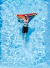 Gay homem com gay orgulho bandeira no piscina. — Fotografia de Stock