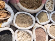 Sacos cheios de vários grãos e especiarias aromáticas e condimentos no mercado do agricultor — Fotografia de Stock