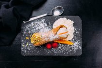 Десерт со взбитыми сливками на доске — стоковое фото