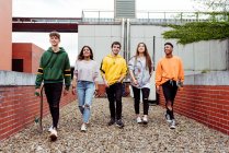 Gruppe von Jugendlichen auf der Straße — Stockfoto