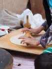 Frauenhände rollen Teigblatt auf Holzbrett — Stockfoto