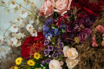 Elegante buquê de rosas frescas vistosas e flores silvestres com flores secas e ervas — Fotografia de Stock
