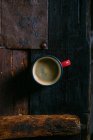 Чашка эмали кофе на деревенской деревянной поверхности — стоковое фото