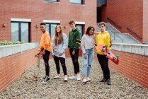 Grupo de adolescentes na rua — Fotografia de Stock