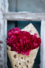 Bouquet de pivoines roses en papier d'emballage — Photo de stock
