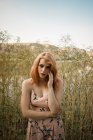 Rothaarige junge Frau in Zierkleid posiert in der Natur — Stockfoto