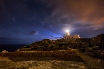 Céu estrelado no farol. Cavalleria, Menorca — Fotografia de Stock
