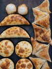 Local market stall with arranged fried meat pasties and samosas for sale, Uzbekistan — Stock Photo