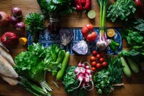Legumes e verduras frescos na mesa de madeira — Fotografia de Stock