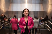 Affascinante giovane donna sulle scale della metropolitana — Foto stock