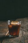 Льодяно-холодна кава в склянці на дерев'яній поверхні — стокове фото