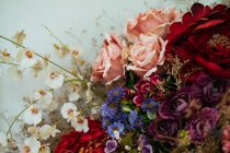 Элегантный букет свежих роз и полевых цветов с сушеными цветами и травами — стоковое фото