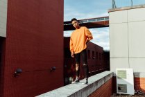 Jovem adolescente étnica no telhado — Fotografia de Stock