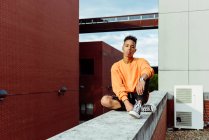 Jovem adolescente étnica no telhado — Fotografia de Stock