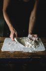 Colpo ritagliato di donna mescolando mucchio di farina con burro su tavola di marmo durante la cottura — Foto stock