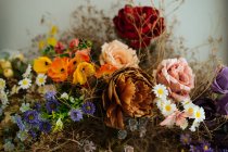 Bouquet élégant de roses fraîches voyantes et de fleurs sauvages avec des fleurs séchées et des herbes — Photo de stock