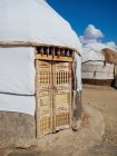 Екстер'єр традиційні nomad намети yurtas на сухій землі місцевості, Узбекистан — стокове фото