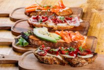 Assortimento di diversi panini nutrienti su tavola di legno — Foto stock
