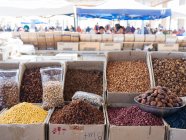 Boîtes d'épices aromatiques et condiments au marché fermier — Photo de stock
