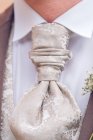 Primer plano de elegante corbata de novio pastel con adorno - foto de stock