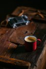 Tazza di caffè smaltato su superficie in legno rustico con fotocamera retrò — Foto stock