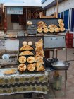 Barraca de mercado local com pastéis de carne frita e samosas para venda, Uzbequistão — Fotografia de Stock