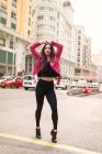 Trendige junge Frau in pinkfarbener Lederjacke auf der Straße — Stockfoto