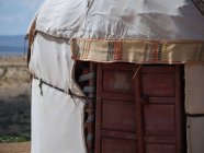 Exterior da tradicional tenda nômade yurta na terra seca do terreno — Fotografia de Stock