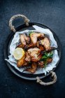 Teglia di ali di pollo al forno in sesamo e prezzemolo con limone — Foto stock