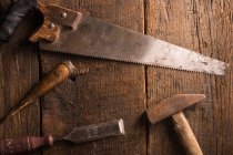 Carpinteiro ferramentas enferrujadas na superfície de madeira — Fotografia de Stock