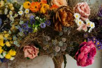 Elegant bouquet of showy fresh roses and wildflowers with dried flowers and herbs — Stock Photo