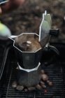 Café em cafeteira em cima de carvão quente em griddle — Fotografia de Stock