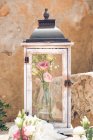 Cassa in vetro vintage con bouquet roseo — Foto stock