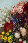 Elegante Bouquet von auffälligen frischen Rosen und Wildblumen mit getrockneten Blumen und Kräutern — Stockfoto