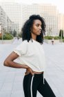 Donna afro-americana premurosa in piedi sulla strada con le mani sul fianco — Foto stock