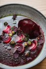 Nahaufnahme von nordischer Rote-Bete-Suppe in grauer Schüssel — Stockfoto