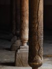 Ornamento in stile orientale decorare vecchie colonne di pietra, Uzbekistan — Foto stock