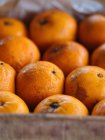 Primo piano di arance mature in scatola di legno — Foto stock