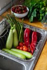 Verdure fresche lavate nel lavello della cucina — Foto stock