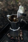 Café dans la cafetière sur le dessus de charbon de bois chaud dans la plaque chauffante — Photo de stock