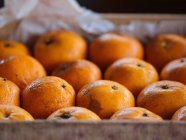 Nahaufnahme von reifen Orangen in Holzkiste — Stockfoto