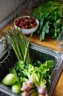 Свіжі вимиті овочі в кухонній мисці — стокове фото