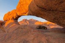 Arco de piedra en el desierto - foto de stock
