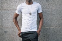 Uomo africano in camicia bianca in posa. — Foto stock