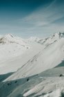 D'en haut vue sur les montagnes blanches enneigées dans la journée d'hiver. — Photo de stock