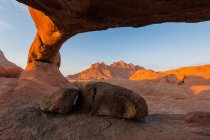 Arco de piedra en el desierto - foto de stock